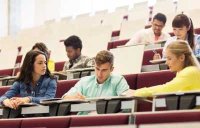 education-high-school-university-learning-people-concept-group-international-students-with-notebooks-writing-lecture-hall_resultado
